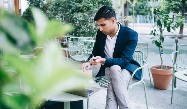 Focused Young Ethnic Businessman Elegant Suit Taking Notes Organizer While — Stock Photo, Image