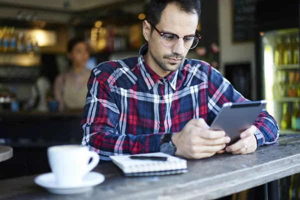 Serieuze Mannelijke Freelancer Casual Kleding Bril Browsen Tablet Tijdens Het — Stockfoto