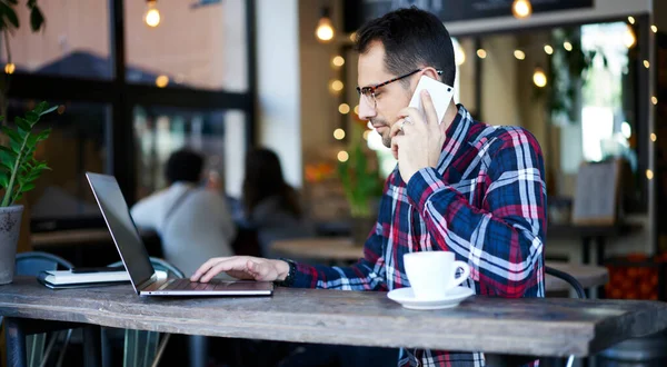 Freelancer Masculino Concentrado Desgaste Casual Óculos Sentado Mesa Com Café — Fotografia de Stock