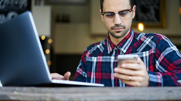 Männlicher Freiberufler Lässiger Kleidung Und Brille Tippt Auf Laptop Während — Stockfoto