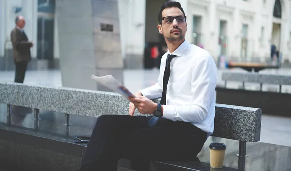 Hombre Negocios Serio Confiado Ropa Formal Anteojos Sentados Banco Leyendo — Foto de Stock