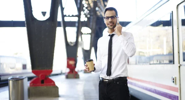 Sebevědomý Muž Manažer Elegantním Formální Oblečení Brýle Stojící Blízkosti Vlaku — Stock fotografie