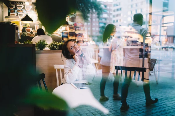 Glückliche Reife Frau Stylischer Kleidung Die Mit Dem Handy Telefoniert — Stockfoto