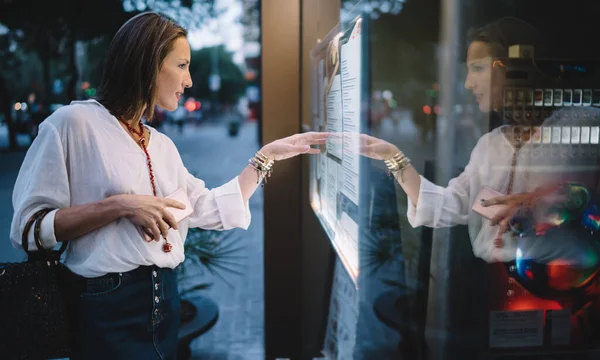 Vista Lateral Señora Madura Concentrada Traje Moda Pie Cerca Ventana — Foto de Stock