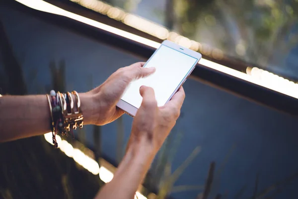 Cima Colheita Mulher Anônima Vestindo Jóias Navegando Internet Telefone Celular — Fotografia de Stock