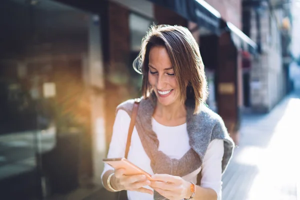 Donna Caucasica Sorridente Che Legge Notizie Dai Social Network Con — Foto Stock