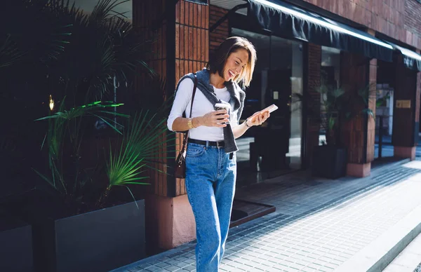 Happy Dospělý Žena Ležérní Oblečení Šálkem Teplého Nápoje Pomocí Mobilního — Stock fotografie