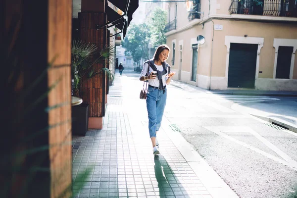 Full Length Concentrated Female Pedestrian Takeaway Coffee Stylish Outfit Reading — Stock Photo, Image