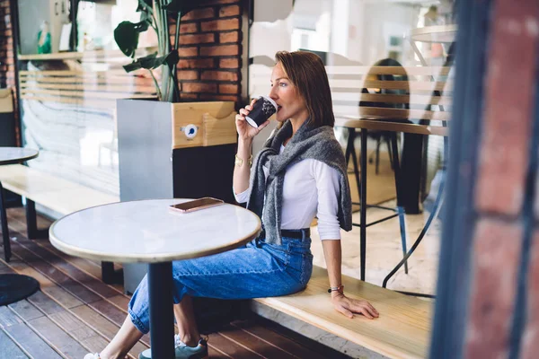 Joyeux Belle Femme Caucasienne Tenue Branchée Assis Sur Terrasse Café — Photo