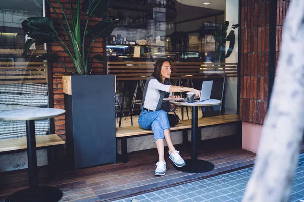 Geschoolde Blanke Vrouwelijke Blogger Werkt Laptop Computer Zittend Cafe Terras — Stockfoto