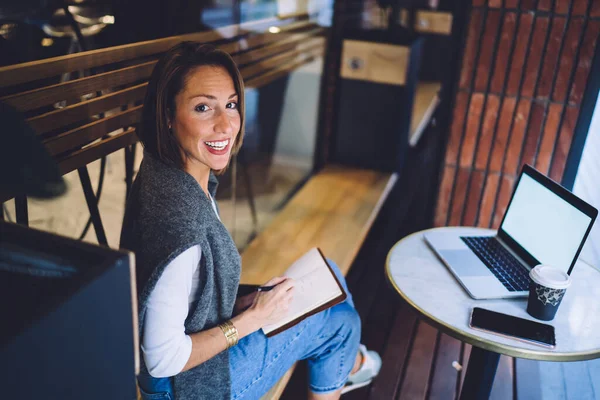 Joyful Adult Woman Casual Outfit Taking Notes Planner While Sitting — Stock Photo, Image