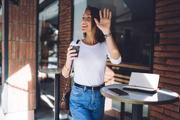 Elegant Leende Kvinna Avslappnade Kläder Med Kopp Kaffe Stående Vid — Stockfoto