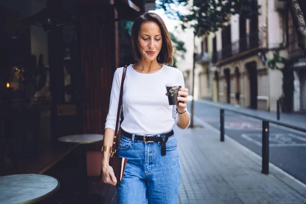 Good Looking Middle Aged Female Casual Wear Walking Pavement Notebook — Stock Photo, Image