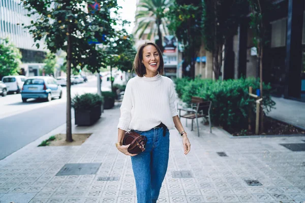 Mulher Feliz Roupa Casual Com Bolsa Couro Marrom Rindo Alegremente — Fotografia de Stock