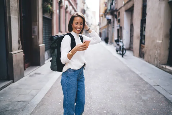 Mulher Camisola Jeans Com Mochila Digitando Mensagem Texto Meio Rua — Fotografia de Stock