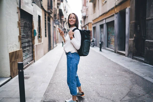 Corpo Inteiro Mulher Feliz Roupas Casuais Com Mochila Usando Smartphone — Fotografia de Stock