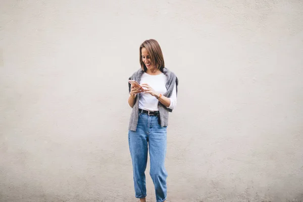 Mulher Alegre Roupas Casuais Com Jaqueta Nos Ombros Navegando Telefone — Fotografia de Stock