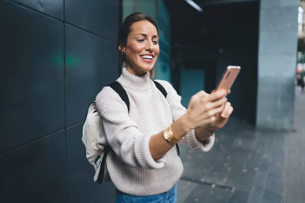 Pozitivní Dospělý Žena Ležérní Oblečení Batoh Zubatým Úsměvem Přičemž Selfie — Stock fotografie