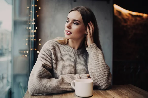 Pensive Mladá Žena Ležérní Oblečení Náušnice Při Pohledu Okno Zatímco — Stock fotografie