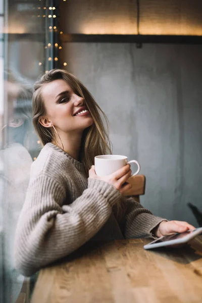 Retrato Chica Hipster Alegre Con Taza Para Calentamiento Gadget Teléfono — Foto de Stock