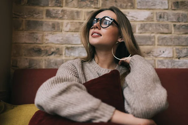 Niña Hipster Contemplativa Con Almohada Las Manos Descansando Cómodo Sofá — Foto de Stock