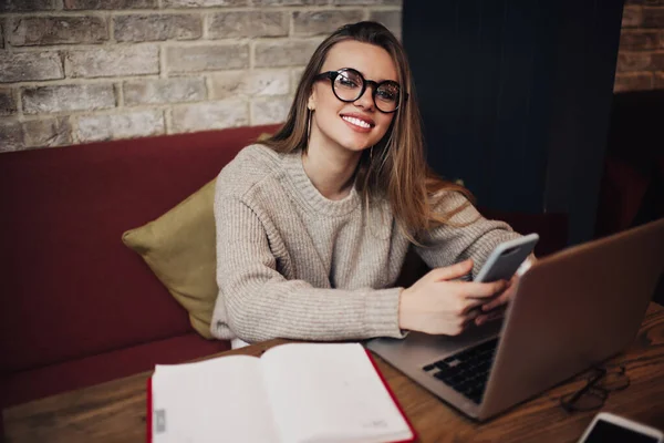 Alegre Estudiante Femenina Gafas Ópticas Disfrutando Sonreír Cámara Mientras Crea —  Fotos de Stock