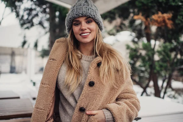 Senhora Loira Feliz Roupas Quentes Com Mão Bolso Parque Coberto — Fotografia de Stock