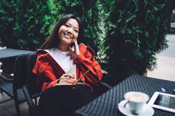 Feliz Joven Mujer Asiática Traje Moda Descansando Cafetería Aire Libre —  Fotos de Stock