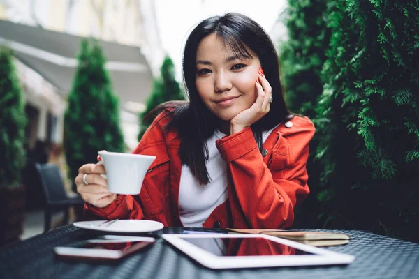 Conteúdo Sorridente Freelancer Asiático Feminino Sentado Mesa Com Tablet Smartphone — Fotografia de Stock