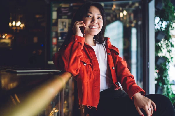 Ung Kvinna Bär Casual Denim Kläder Talar Mobiltelefon Samtidigt Som — Stockfoto