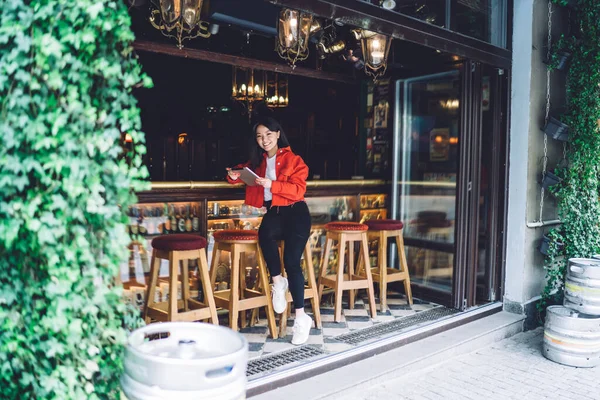 Volledige Lengte Van Optimistische Jonge Etnische Vrouw Stijlvolle Rode Jas — Stockfoto