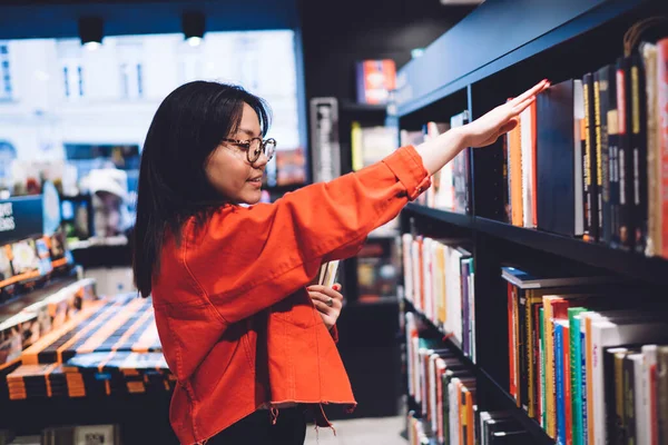 Seitenansicht Einer Gesichtslosen Frau Lässiger Kleidung Die Bücherregalen Steht Und — Stockfoto