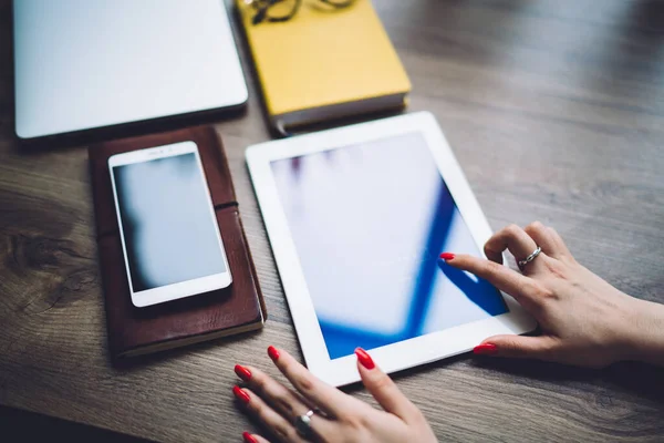 Cima Empresária Anônima Com Unhas Vermelhas Digitando Mensagem Tela Sensível — Fotografia de Stock