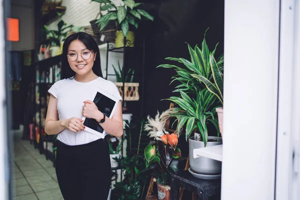 Positive Asiatin Lässiger Kleidung Mit Tablet Lächelt Und Blickt Die — Stockfoto