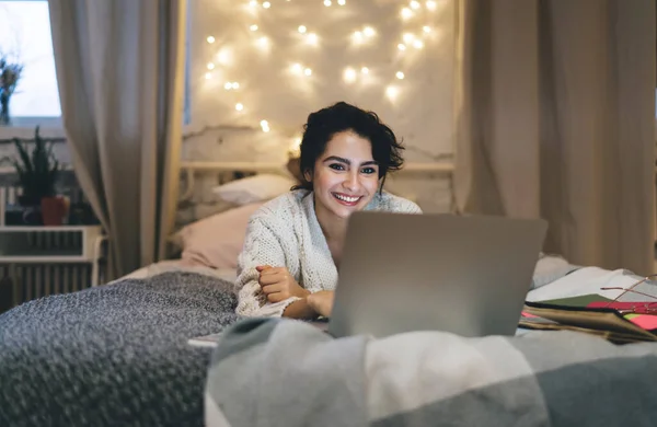 Freelancer Feminino Otimista Sorrindo Digitando Teclado Laptop Enquanto Trabalhava Projeto — Fotografia de Stock