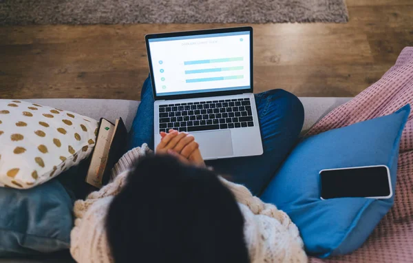 Oigenkännlig Kvinna Casual Kläder Med Smartphone Sitter Soffan Mellan Kuddar — Stockfoto