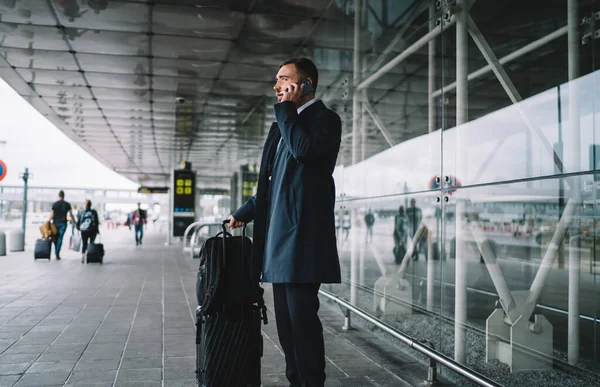 Kaukasischer Geschäftsmann Wartet Der Nähe Des Flughafenterminals Mit Dem Handy — Stockfoto