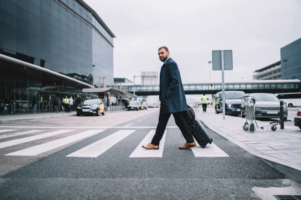 Caucasian Male Entrepreneur Formal Clothing Crossing Road While Getting Airport — Stock Photo, Image