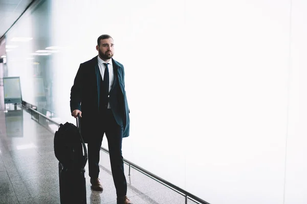 Baard Knappe Man Formele Pak Kijken Vooruit Met Koffer Lopen — Stockfoto