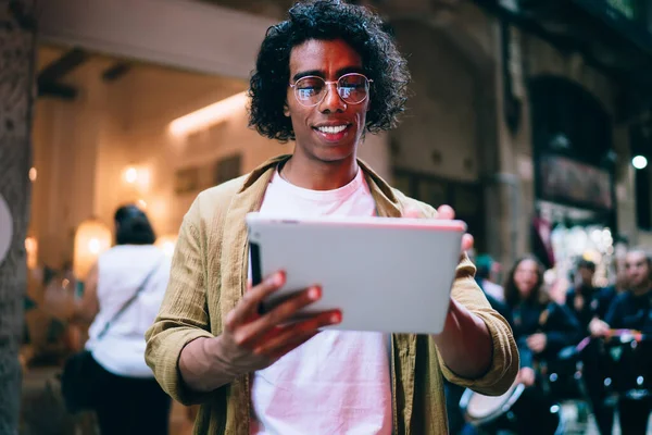 Desde Abajo Hombre Étnico Positivo Ropa Casual Gafas Pie Terraza — Foto de Stock