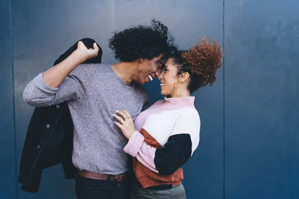 Seitenansicht Eines Fröhlichen Afroamerikanischen Paares Das Sich Umarmt Während Nahe — Stockfoto