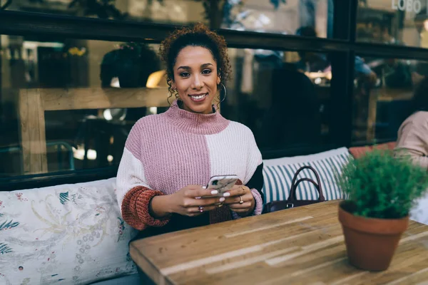 Jeune Femme Ethnique Aux Cheveux Bouclés Tenue Décontractée Utilisant Smartphone — Photo