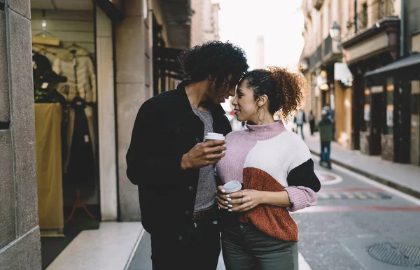 Glückliche Multiethnische Freund Und Freundin Mit Kaffee Gehen Stehen Dicht — Stockfoto