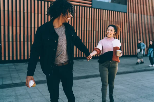 Afro Amerikan Erkek Arkadaşını Takip Eden Kaldırımda Birlikte Yürürken Kahve — Stok fotoğraf