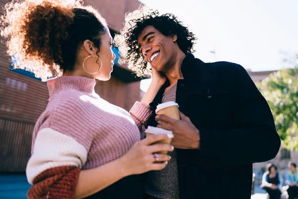 Baixo Ângulo Jovem Mulher Tocando Rosto Namorado Afro Americano Feliz — Fotografia de Stock