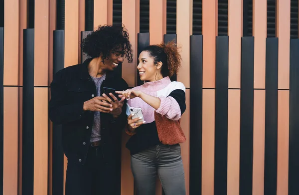 Joven Mujer Afroamericana Alegre Traje Casual Pasar Tiempo Con Novio — Foto de Stock