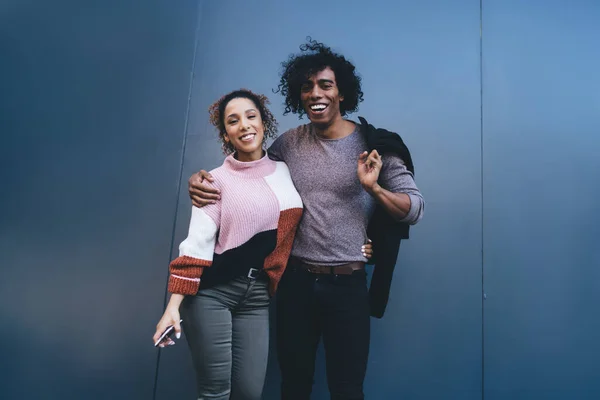 Couple Afro Américain Positif Vêtements Décontractés Debout Près Mur Bleu — Photo