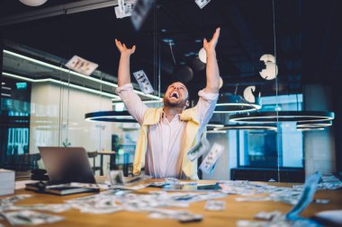 Neşeli yatırımcı online hisse senedi platformunda bitcoin değiş tokuşundan memnun, keyifli hisseden, kar elde eden heyecanlı adam piyango kazananı ile seviniyor para fırlatıyor.
