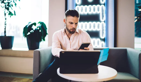 Blanke Man Die Verbinding Maakt Met Draadloos Voor Het Lezen — Stockfoto