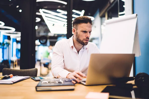 Empresario Masculino Desconcertado Que Mira Webinar Video Que Siente Perplejo — Foto de Stock